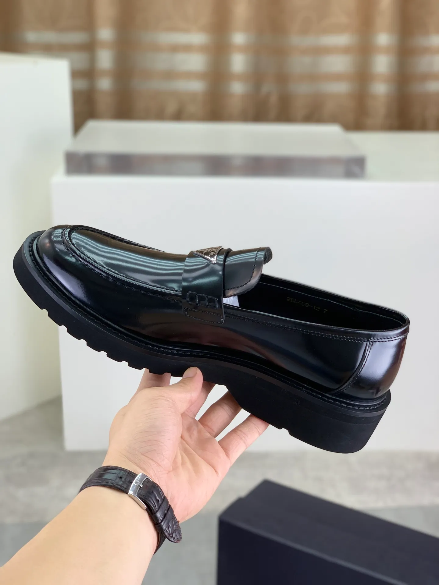 Factory price P880💰Original quality, top version🔱 ＰＲＡＤＡPrada. Men’s business casual leather shoes, top quality products. 1:1 shipment⬆️Luxurious and noble👞All imported original color-brushed edge beads, just to create a more comfortable wearing experience. Upper: Original comfortable open-edge bead rubbed color calfskin➕Top imported water-dyed full cow lining, original high-end lightweight and comfortable TPU foam combination bottom✔️Code number: 39-44 (38 45) 46 47 can be customized)